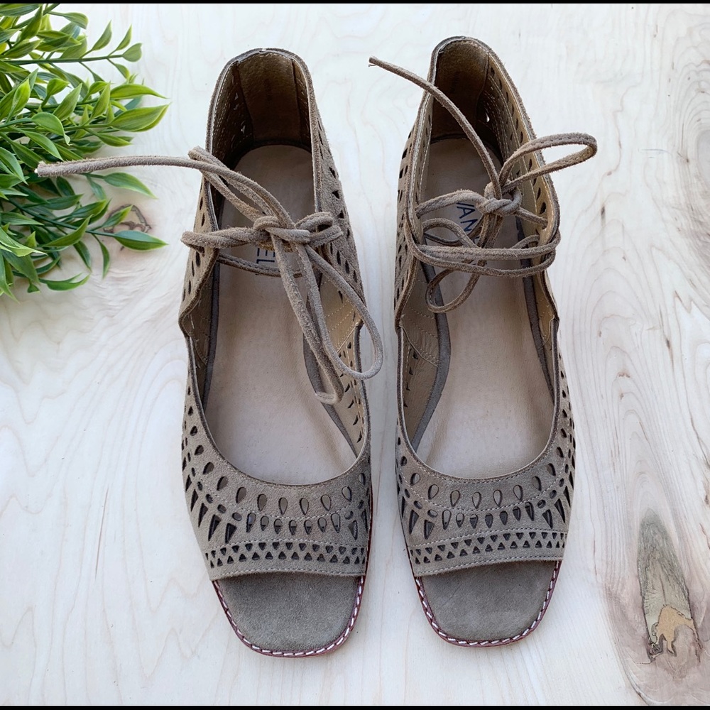 Vaneli Vintage NEW tie up shoes - Picture 2 of 9